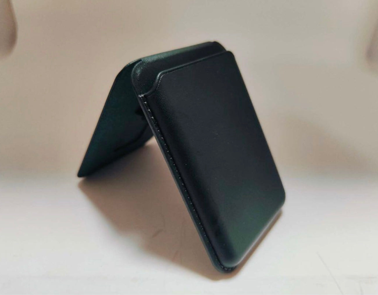 Magnetic Leather Wallet attach securely to your smartphone using MagSafe technology