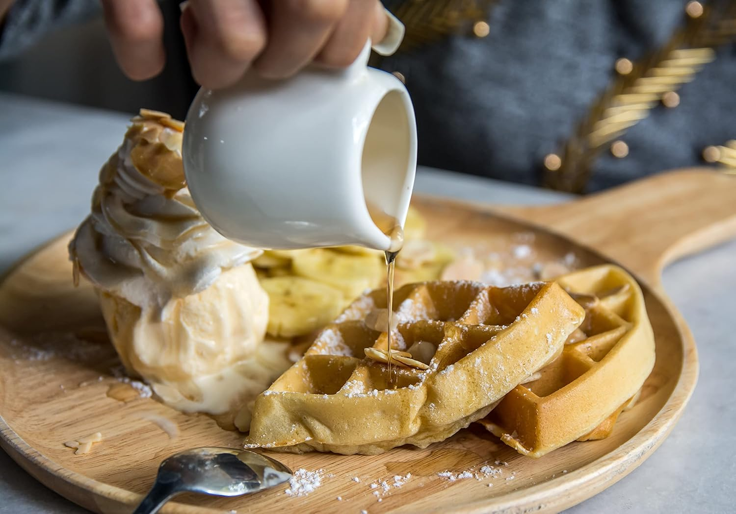 Belgian Waffle Maker - 900W Non-Stick Rotating Waffle Iron with Temperature Control